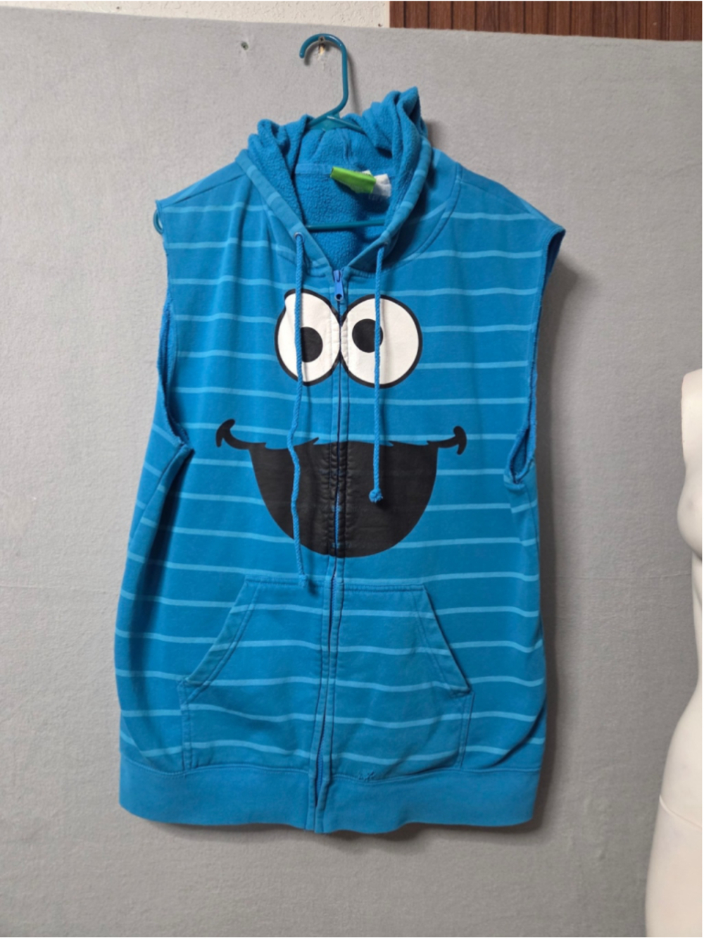 Boys Sesame Street Cookie Monster Sleeveless Hoodie Size large Blue Black p2p 24